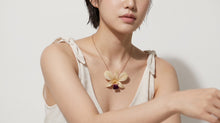 Load image into Gallery viewer, Orchid Dendrobium Real Flower Necklace White