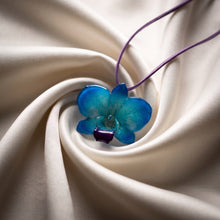 Load image into Gallery viewer, Orchid Real Flower Necklace-Catalina  plus necklace chord
