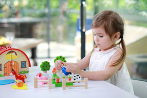 FARM PLAYSET WITH CARRY HOUSE