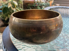 Load image into Gallery viewer, Singing bowl Nepalese Tibetan genuine 592g bowl 12 cm size includes genuine wand
