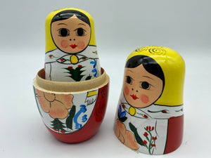 Wooden Nesting Dolls 5 pcs in red and yellow.